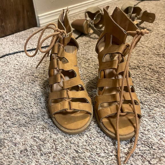 Brown heels - Picture 2 of 3